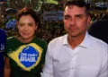 Michelle y Flavio Bolsonaro durante un acto de campaña. Créditos/ Estadao.