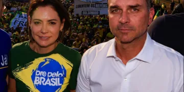 Michelle y Flavio Bolsonaro durante un acto de campaña. Créditos/ Estadao.