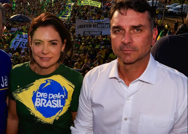 Michelle y Flavio Bolsonaro durante un acto de campaña. Créditos/ Estadao.