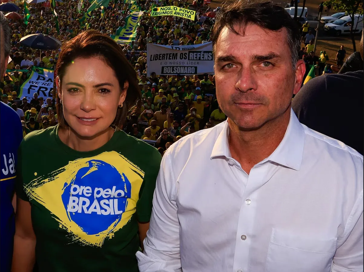 Michelle y Flavio Bolsonaro durante un acto de campaña. Créditos/ Estadao.