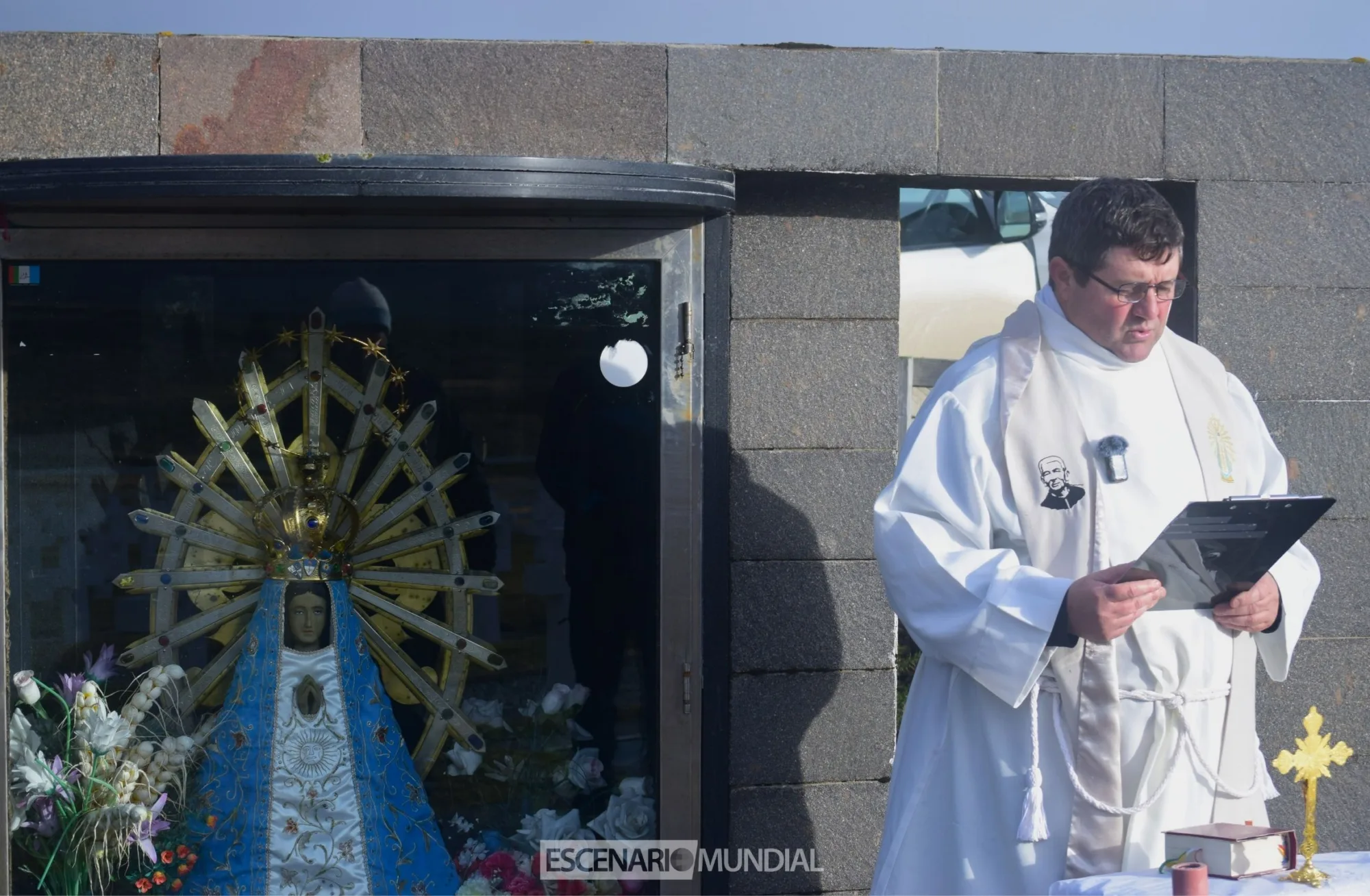 Padre Rubén celebrando Misa en Cementerio argentino en Darwim, Islas Malvinas. Crédito: Alejo Sanchez Piccat / Escenario Mundial 