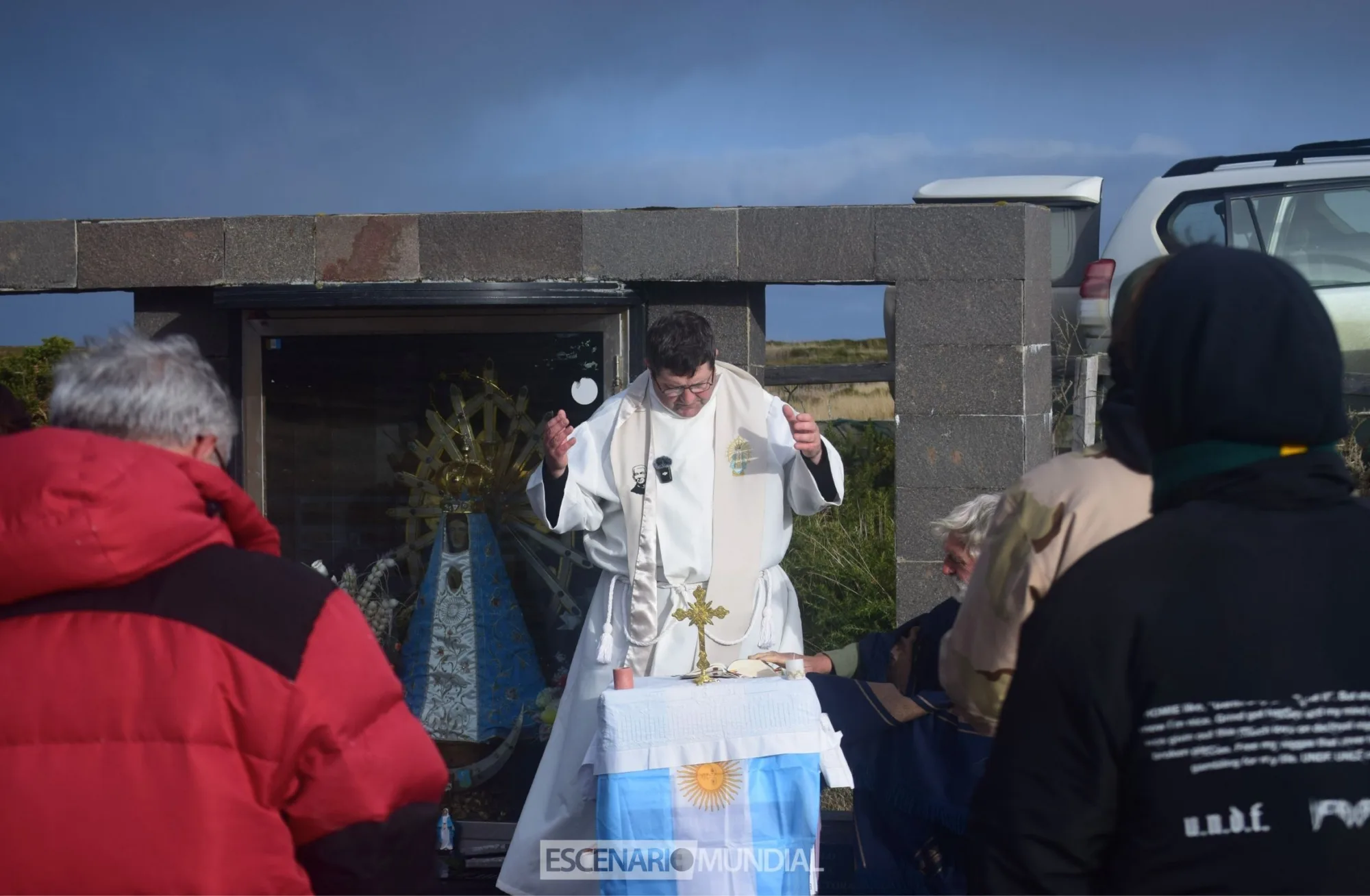 Padre Rubén celebrando Misa en Cementerio argentino en Darwim, Islas Malvinas. Crédito: Alejo Sanchez Piccat / Escenario Mundial 