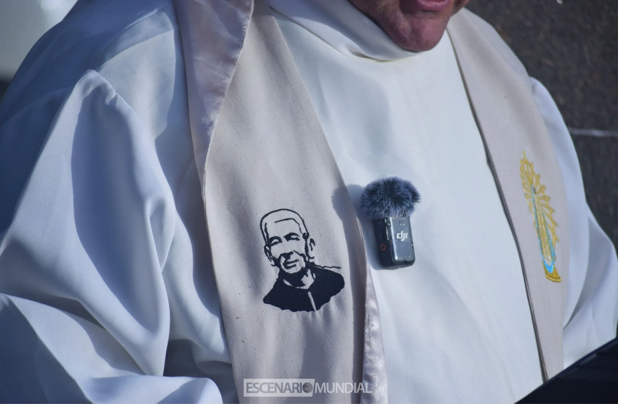 Padre Rubén celebrando Misa en Cementerio argentino en Darwim, Islas Malvinas. Crédito: Alejo Sanchez Piccat / Escenario Mundial 