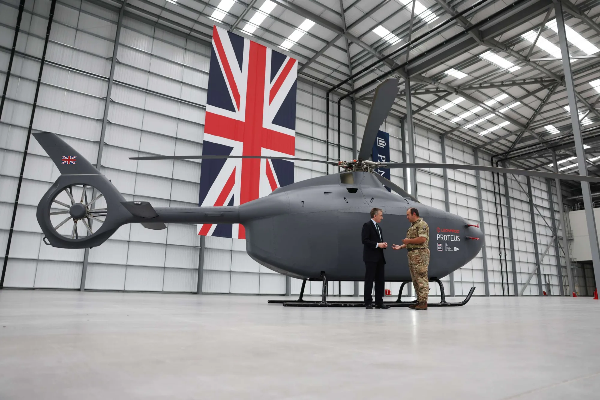 Reino Unido anuncia la inauguración del Centro de Sistemas No Tripulados en DroneTEX, la mayor instalación de pruebas de drones en Europa, ubicada en Swindon, en una antigua planta de Honda reconvertida. Créditos: Ministerio de Defensa del Reino Unido.