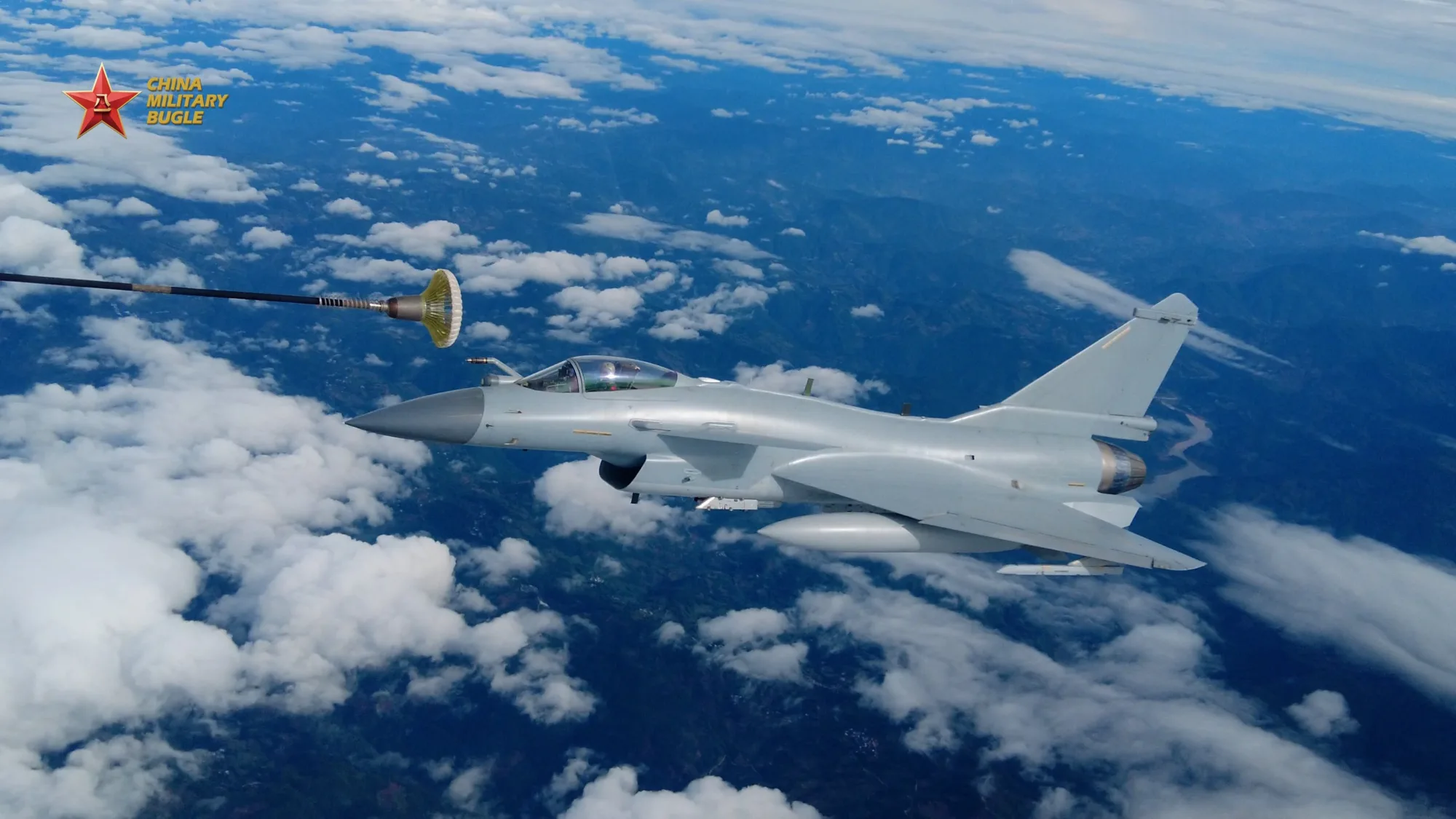 Caza J-10 en vuelo recibiendo reabastecimiento aéreo desde un Y-20 de la brigada de aviación de la Fuerza Aérea del Comando Sur del EPL, conectado al sistema de manguera. Créditos: China Military Bugle.