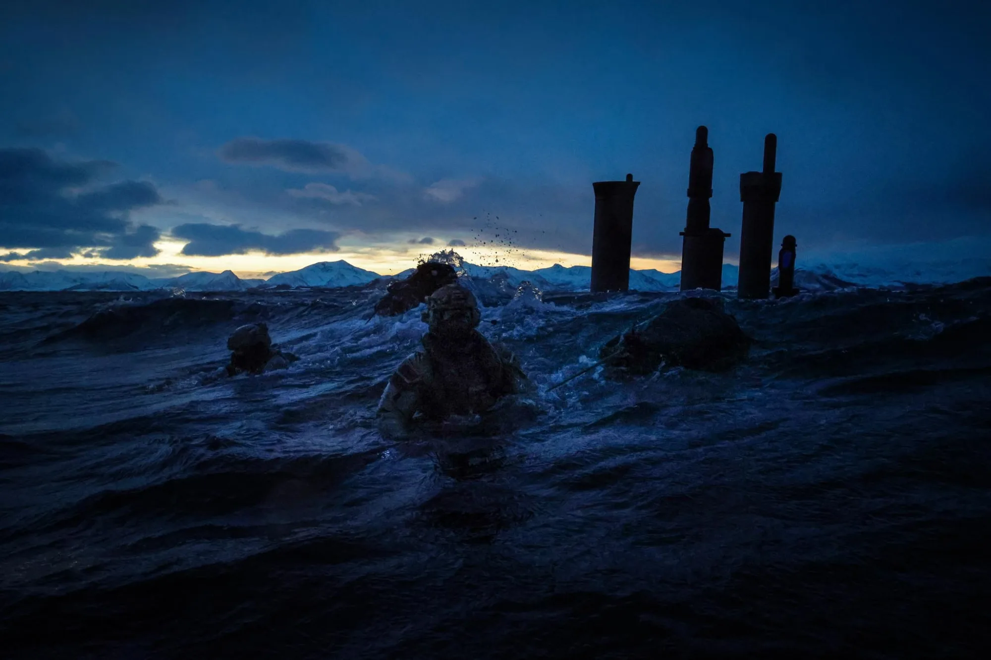 Comandos especializados de Marines reales, emergiendo de un submarino alemán (U-35) en un fiordo ártico para una incursión encubierta con botes inflables, como parte del ejercicio OTAN Cold Response 26. Créditos: Royal Marines.