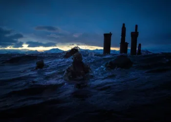 Comandos especializados de Marines reales, emergiendo de un submarino alemán (U-35) en un fiordo ártico para una incursión encubierta con botes inflables, como parte del ejercicio OTAN Cold Response 26. Créditos: Royal Marines.