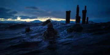 Comandos especializados de Marines reales, emergiendo de un submarino alemán (U-35) en un fiordo ártico para una incursión encubierta con botes inflables, como parte del ejercicio OTAN Cold Response 26. Créditos: Royal Marines.