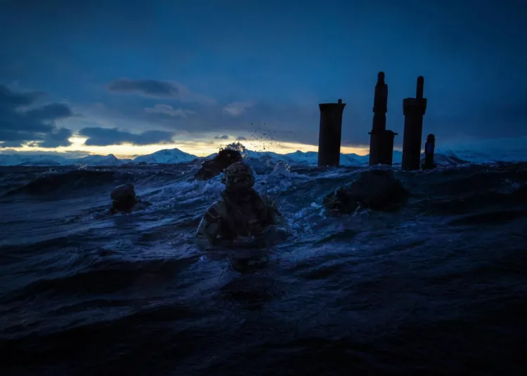 Comandos especializados de Marines reales, emergiendo de un submarino alemán (U-35) en un fiordo ártico para una incursión encubierta con botes inflables, como parte del ejercicio OTAN Cold Response 26. Créditos: Royal Marines.