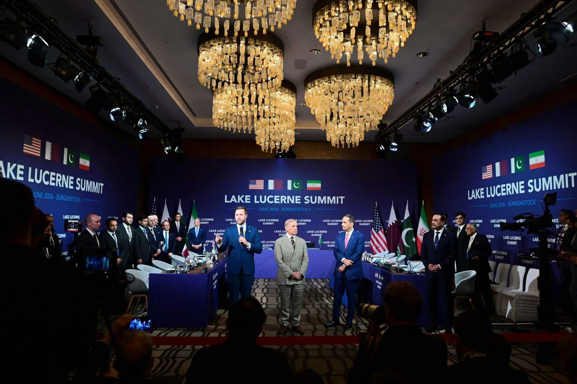 Primer ministro Shehbaz Sharif junto al vicepresidente de EE.UU., J.D. Vance, y el primer ministro de Qatar, antes de las conversaciones técnicas entre EE.UU. e Irán en Bürgenstock, Suiza. Créditos: Gobierno de Pakistán.
