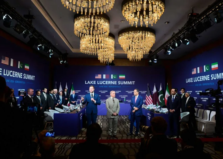 Primer ministro Shehbaz Sharif junto al vicepresidente de EE.UU., J.D. Vance, y el primer ministro de Qatar, antes de las conversaciones técnicas entre EE.UU. e Irán en Bürgenstock, Suiza. Créditos: Gobierno de Pakistán.