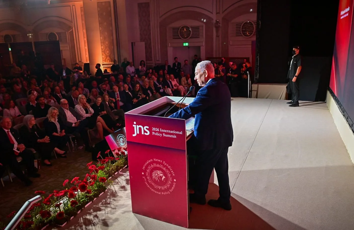 En su discurso, Netanyahu afirmó que Israel destruyó más del 90% del arsenal de cohetes de Hezbolá, eliminó a Nasrallah, impidió su invasión a Galilea mediante la operación de los buscapersonas y estableció una zona de seguridad en el sur de Líbano que mantendrá el tiempo necesario, todo mientras no está en guerra con el pueblo libanés sino solo con Hezbolá. Créditos: Benjamin Netanyahu.
