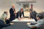 En una mesa de trabajo con autoridades provinciales se analizaron el comportamiento de las organizaciones delictivas transnacionales y las acciones bilaterales que podrían fortalecer la lucha contra el narcotráfico en la frontera norte del país. Créditos: Gobierno de Salta.
