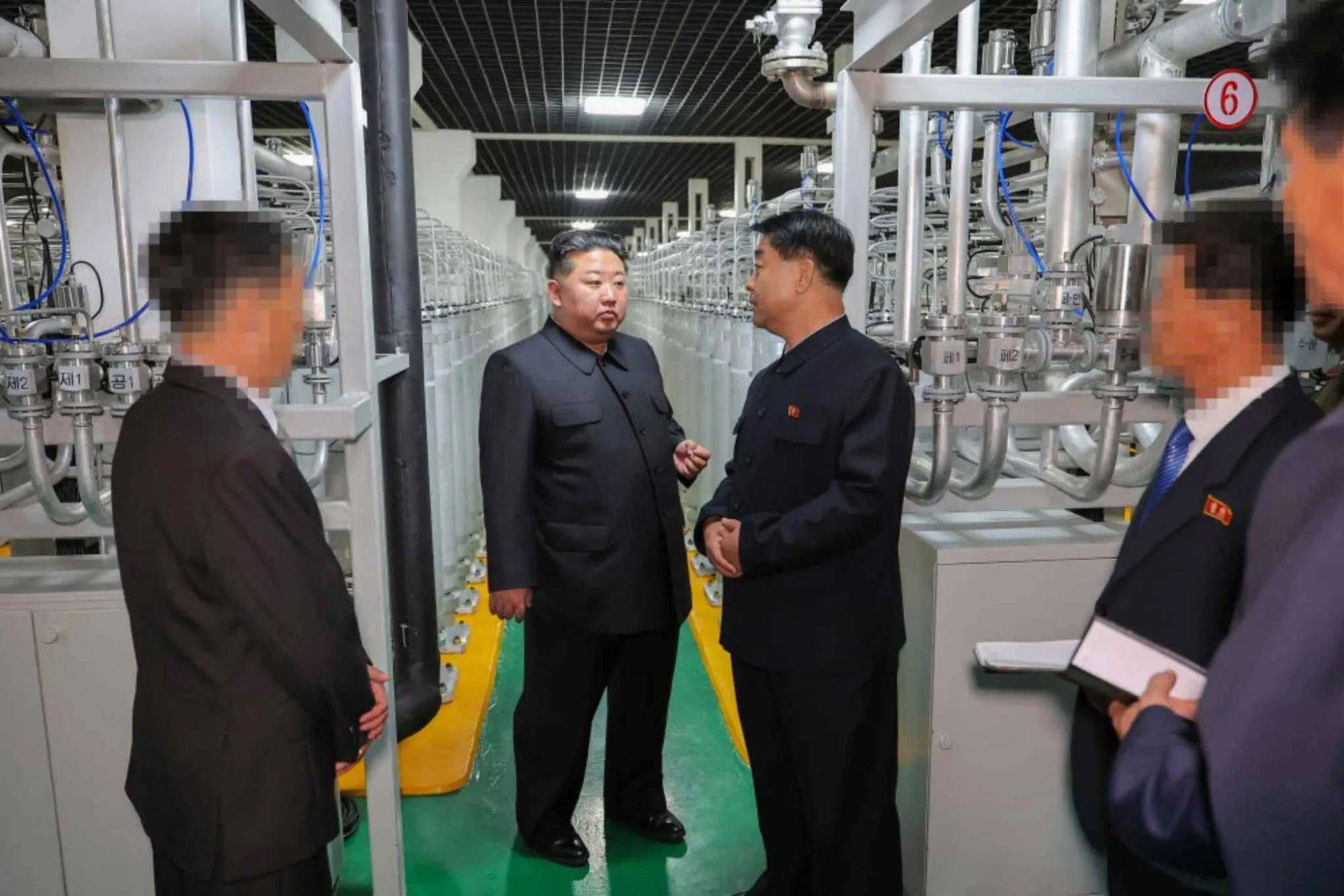 Durante una visita a la instalación el jueves, Kim dijo que la capacidad de producción de material nuclear de grado armamentístico se había más que duplicado en comparación con el nivel de hace cinco años, informó la Agencia Central de Noticias Coreana estatal (KCNA). Créditos: KCNA.
