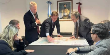 En una mesa de trabajo con autoridades provinciales se analizaron el comportamiento de las organizaciones delictivas transnacionales y las acciones bilaterales que podrían fortalecer la lucha contra el narcotráfico en la frontera norte del país. Créditos: Gobierno de Salta.