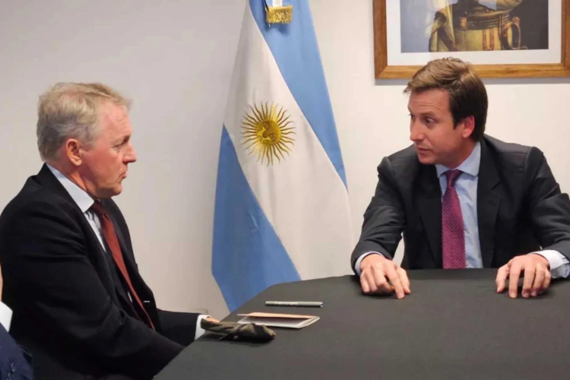 En una mesa de trabajo con autoridades provinciales se analizaron el comportamiento de las organizaciones delictivas transnacionales y las acciones bilaterales que podrían fortalecer la lucha contra el narcotráfico en la frontera norte del país. Créditos: Gobierno de Salta.