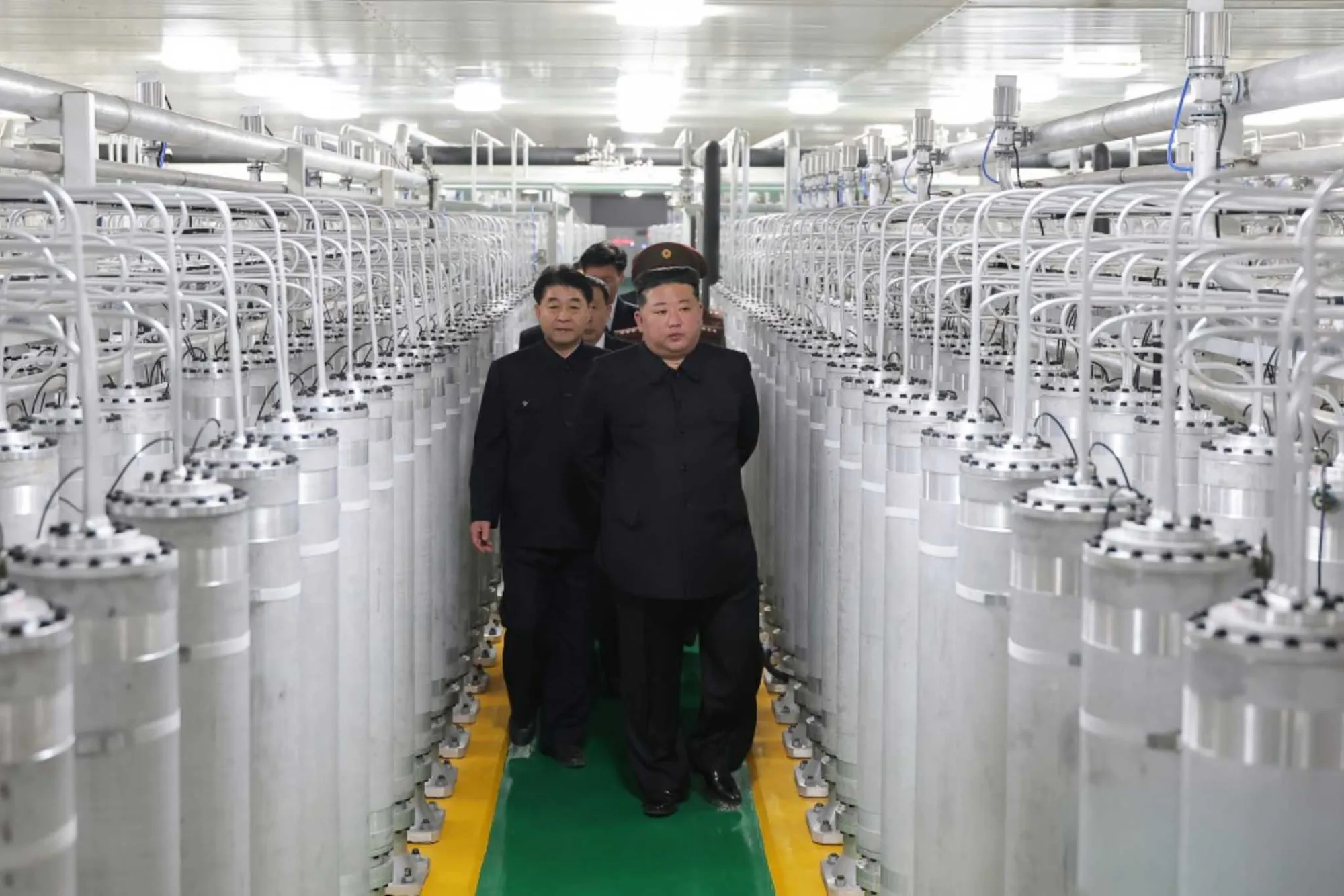 El líder norcoreano Kim Jong Un ha pedido una expansión “exponencial” de las capacidades nucleares del país tras inspeccionar una nueva planta. Créditos: KCNA.