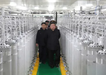 El líder norcoreano Kim Jong Un ha pedido una expansión “exponencial” de las capacidades nucleares del país tras inspeccionar una nueva planta. Créditos: KCNA.