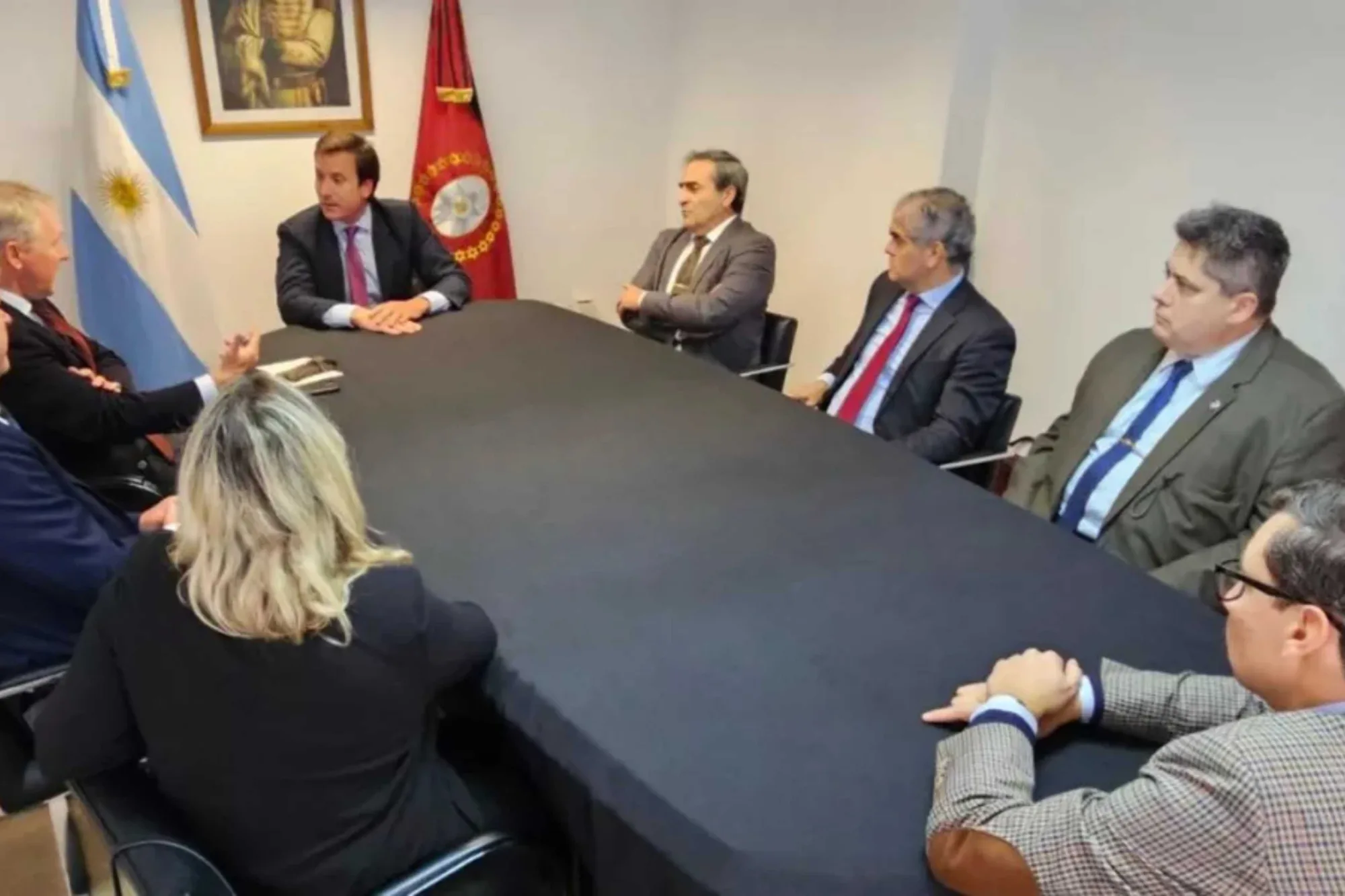 En una mesa de trabajo con autoridades provinciales se analizaron el comportamiento de las organizaciones delictivas transnacionales y las acciones bilaterales que podrían fortalecer la lucha contra el narcotráfico en la frontera norte del país. Créditos: Gobierno de Salta.