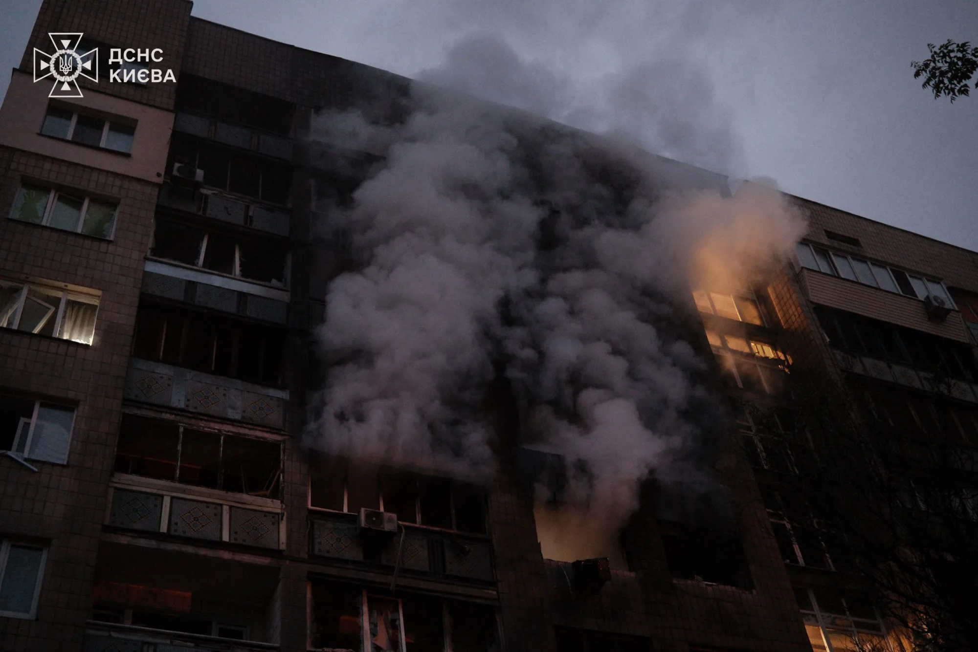 El presidente Zelenskyy informa de un ataque ruso masivo con 70 misiles y 611 drones contra Ucrania, que dejó 4 muertos y 28 heridos en Kiev, además de 5 fallecidos y 9 heridos en Járkov por un impacto repetido contra rescatistas. Créditos: Volodymyr Zelenskyy.
