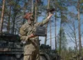El soldado raso del Ejército de los EE. UU., Tripp Mabe, de la Compañía Comanche, 1.er Escuadrón, 2.º Regimiento de Caballería, guía un dron Parrot ANAFI para un aterrizaje seguro, completando un vuelo de entrenamiento en el Área de Entrenamiento Bemowo Piskie, Polonia, el 4 de mayo de 2026. (Foto del Ejército de los EE. UU. por el Sgto. Jehu Martínez)