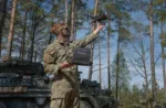 El soldado raso del Ejército de los EE. UU., Tripp Mabe, de la Compañía Comanche, 1.er Escuadrón, 2.º Regimiento de Caballería, guía un dron Parrot ANAFI para un aterrizaje seguro, completando un vuelo de entrenamiento en el Área de Entrenamiento Bemowo Piskie, Polonia, el 4 de mayo de 2026. (Foto del Ejército de los EE. UU. por el Sgto. Jehu Martínez)