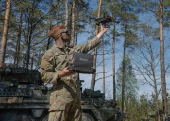 El soldado raso del Ejército de los EE. UU., Tripp Mabe, de la Compañía Comanche, 1.er Escuadrón, 2.º Regimiento de Caballería, guía un dron Parrot ANAFI para un aterrizaje seguro, completando un vuelo de entrenamiento en el Área de Entrenamiento Bemowo Piskie, Polonia, el 4 de mayo de 2026. (Foto del Ejército de los EE. UU. por el Sgto. Jehu Martínez)