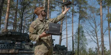 El soldado raso del Ejército de los EE. UU., Tripp Mabe, de la Compañía Comanche, 1.er Escuadrón, 2.º Regimiento de Caballería, guía un dron Parrot ANAFI para un aterrizaje seguro, completando un vuelo de entrenamiento en el Área de Entrenamiento Bemowo Piskie, Polonia, el 4 de mayo de 2026. (Foto del Ejército de los EE. UU. por el Sgto. Jehu Martínez)