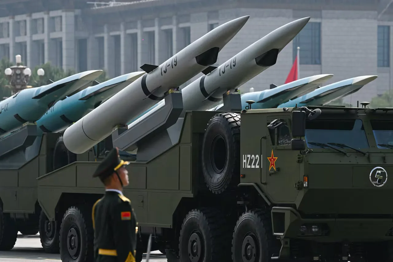 El YJ-19, el primer misil de crucero hipersónico operativo de China, se ve durante un desfile militar que marca el 80º aniversario de la victoria sobre Japón y el fin de la Segunda Guerra Mundial, en la Plaza de Tiananmen de Beijing el 3 de septiembre de 2025. Créditos: AFP.