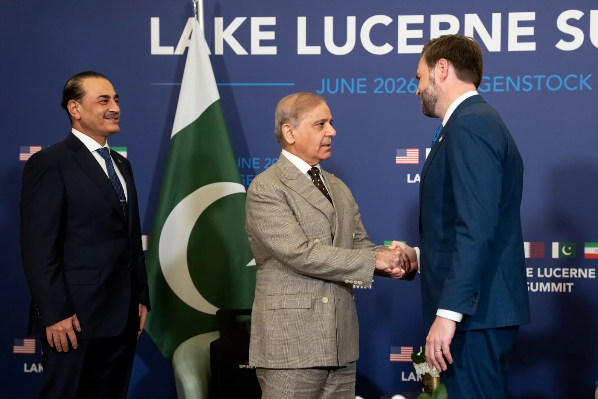El post oficial del secretario de prensa del vicepresidente anuncia la reunión de JD Vance con el primer ministro paquistaní Shehbaz Sharif y el mariscal de campo Asim Munir en Suiza. La foto muestra el apretón de manos en el marco de la Cumbre del Lago Lucerna en Bürgenstock, como seguimiento al MoU de Islamabad centrado en las conversaciones técnicas EE.UU.-Irán. Créditos: Luke Schroeder.