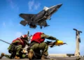 Un F-35B Lightning II del Cuerpo de Marines de los Estados Unidos, asignado al Escuadrón de Ataque de Cazas de Marines (VMFA) 122, 11ª Unidad Expedicionaria de Marines, aterriza durante operaciones de vuelo a bordo del buque de asalto anfibio clase Wasp USS Boxer (LHD 4) en el Mar de China Meridional, el 13 de junio de 2026. (Foto del Cuerpo de Marines de los EE. UU. por el Sargento Trent A. Henry)