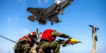 Un F-35B Lightning II del Cuerpo de Marines de los Estados Unidos, asignado al Escuadrón de Ataque de Cazas de Marines (VMFA) 122, 11ª Unidad Expedicionaria de Marines, aterriza durante operaciones de vuelo a bordo del buque de asalto anfibio clase Wasp USS Boxer (LHD 4) en el Mar de China Meridional, el 13 de junio de 2026. (Foto del Cuerpo de Marines de los EE. UU. por el Sargento Trent A. Henry)