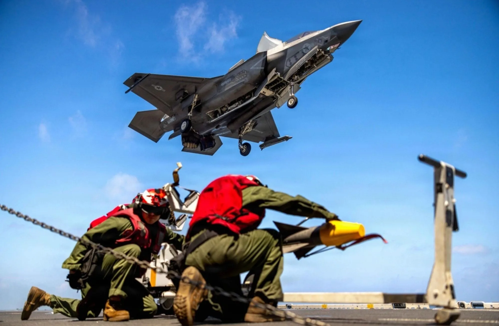 Un F-35B Lightning II del Cuerpo de Marines de los Estados Unidos, asignado al Escuadrón de Ataque de Cazas de Marines (VMFA) 122, 11ª Unidad Expedicionaria de Marines, aterriza durante operaciones de vuelo a bordo del buque de asalto anfibio clase Wasp USS Boxer (LHD 4) en el Mar de China Meridional, el 13 de junio de 2026. (Foto del Cuerpo de Marines de los EE. UU. por el Sargento Trent A. Henry)