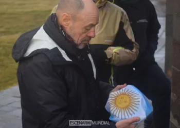 Fernando Suarez en el Cementerio de Darwin, Islas Malvinas. Crédito: Alejo Sanchez Piccat / Escenario Mundial