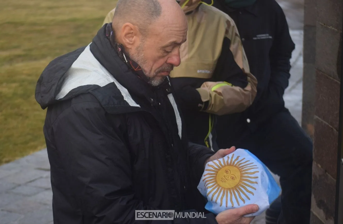 Fernando Suarez en el Cementerio de Darwin, Islas Malvinas. Crédito: Alejo Sanchez Piccat / Escenario Mundial