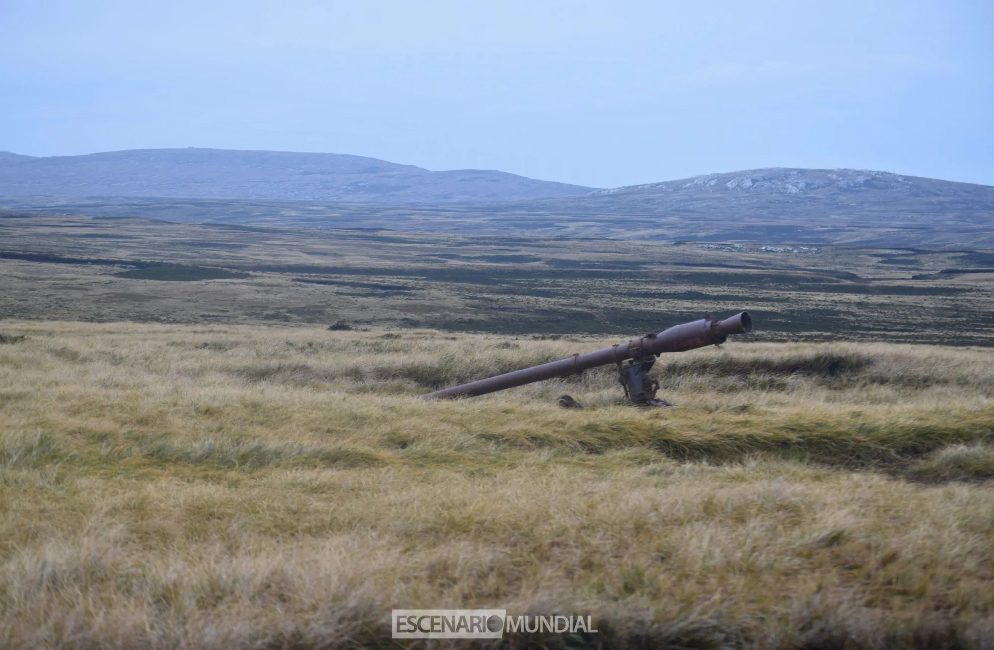 Cañon en Monte Longdon, Islas Malvinas. Crédito: Alejo Sanchez Piccat / Escenario Mundial
