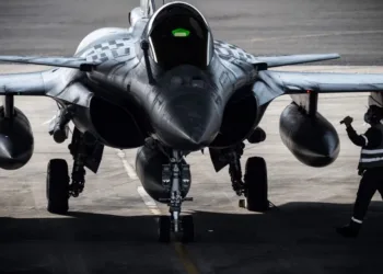 Un caza Rafale en Francia se preparó para despegar en un vuelo diario de vigilancia fronteriza de la OTAN sobre Polonia en marzo de 2022. El Rafale puede portar armas nucleares. PHILIPPE LOPEZ/AFP/GETTY IMAGES