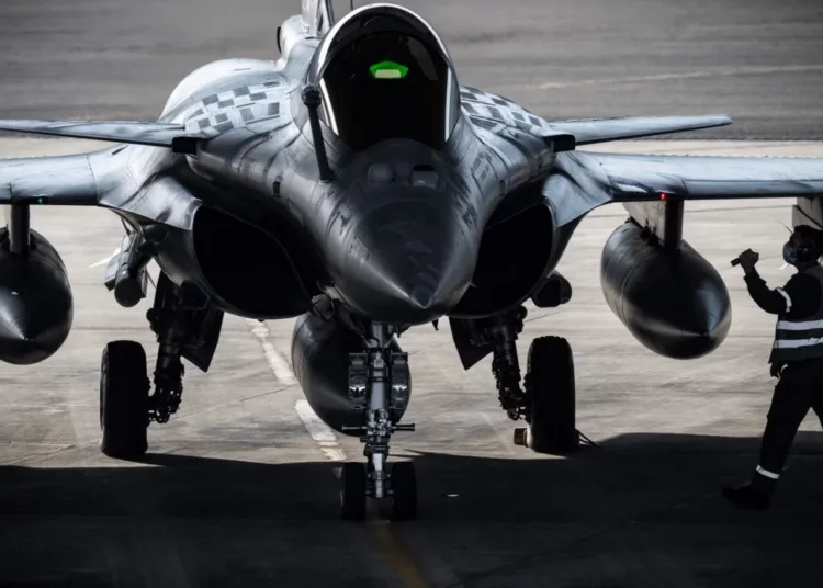 Un caza Rafale en Francia se preparó para despegar en un vuelo diario de vigilancia fronteriza de la OTAN sobre Polonia en marzo de 2022. El Rafale puede portar armas nucleares. PHILIPPE LOPEZ/AFP/GETTY IMAGES