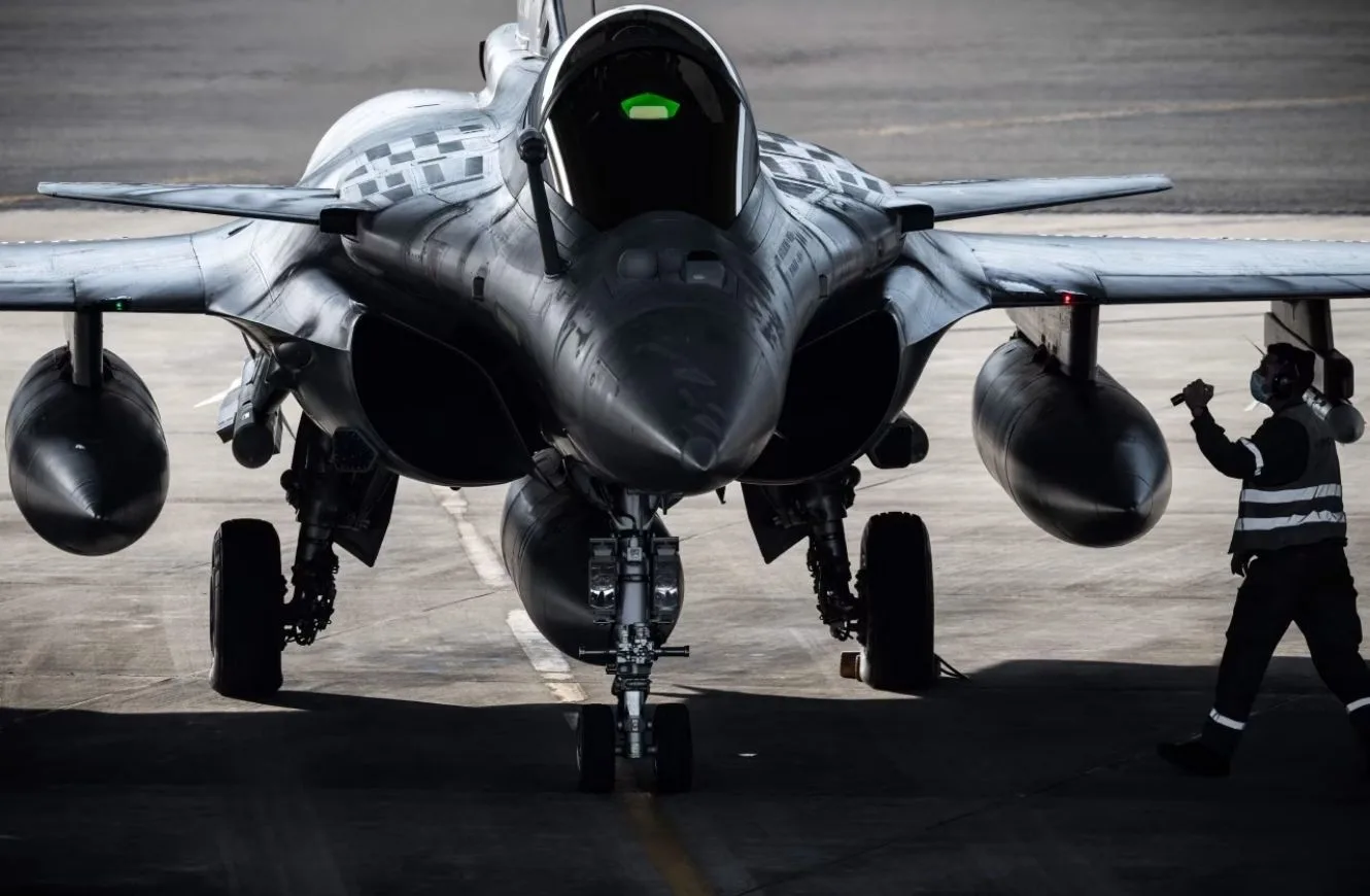 Un caza Rafale en Francia se preparó para despegar en un vuelo diario de vigilancia fronteriza de la OTAN sobre Polonia en marzo de 2022. El Rafale puede portar armas nucleares. PHILIPPE LOPEZ/AFP/GETTY IMAGES