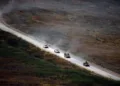 Vehículos militares israelíes circulan por una carretera libanesa junto a la frontera entre Israel y el Líbano, vista desde el norte de Israel, el 18 de junio de 2026. Créditos: Reuters.