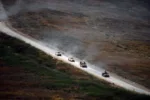 Vehículos militares israelíes circulan por una carretera libanesa junto a la frontera entre Israel y el Líbano, vista desde el norte de Israel, el 18 de junio de 2026. Créditos: Reuters.
