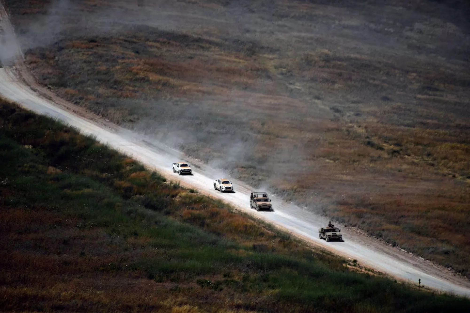 Vehículos militares israelíes circulan por una carretera libanesa junto a la frontera entre Israel y el Líbano, vista desde el norte de Israel, el 18 de junio de 2026. Créditos: Reuters.