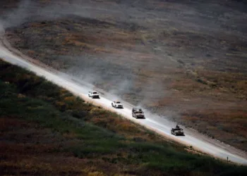 Vehículos militares israelíes circulan por una carretera libanesa junto a la frontera entre Israel y el Líbano, vista desde el norte de Israel, el 18 de junio de 2026. Créditos: Reuters.