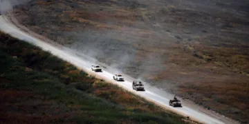 Vehículos militares israelíes circulan por una carretera libanesa junto a la frontera entre Israel y el Líbano, vista desde el norte de Israel, el 18 de junio de 2026. Créditos: Reuters.