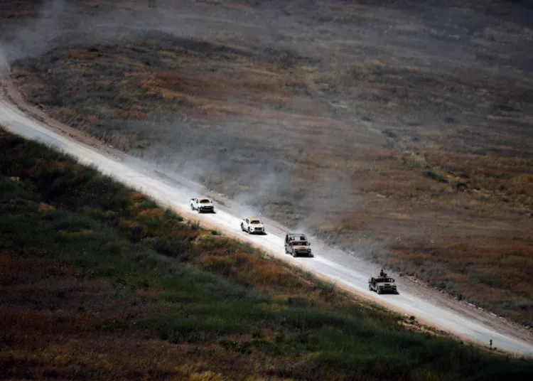 Vehículos militares israelíes circulan por una carretera libanesa junto a la frontera entre Israel y el Líbano, vista desde el norte de Israel, el 18 de junio de 2026. Créditos: Reuters.