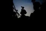 Desmantelación de un depósito de armas antitanque de Hezbolá en Al-Khiyam, Líbano, donde también se localizaron lanzadores, explosivos y armas cortas en instalaciones y escondites. Créditos: Fuerzas de Defensa de Israel.