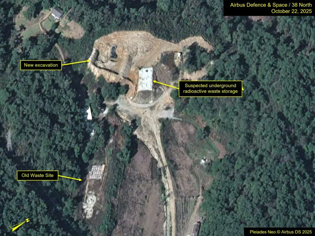 La imagen satelital adjunta, tomada en octubre de 2025 por Airbus Defence & Space, muestra la modernización y expansión continua del complejo nuclear de Yongbyon en 2025, según un informe de 38 North que destaca actividad en el reactor de 5 MWe y posibles nuevas instalaciones de enriquecimiento. Créditos: Airbus Defence & Space.
