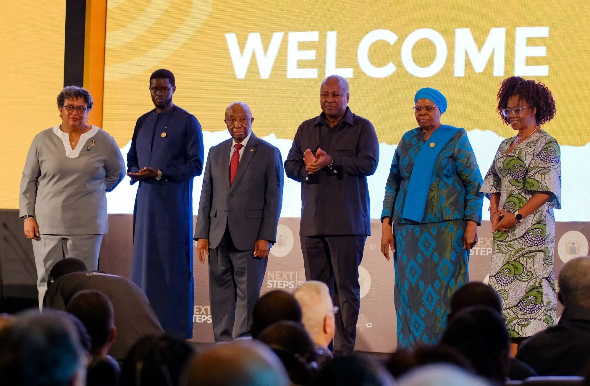 John Mahama está acompañado en el escenario por líderes y representantes de países africanos durante la conferencia en Accra, Ghana. Fotografía: Francis Kokoroko/Reuters