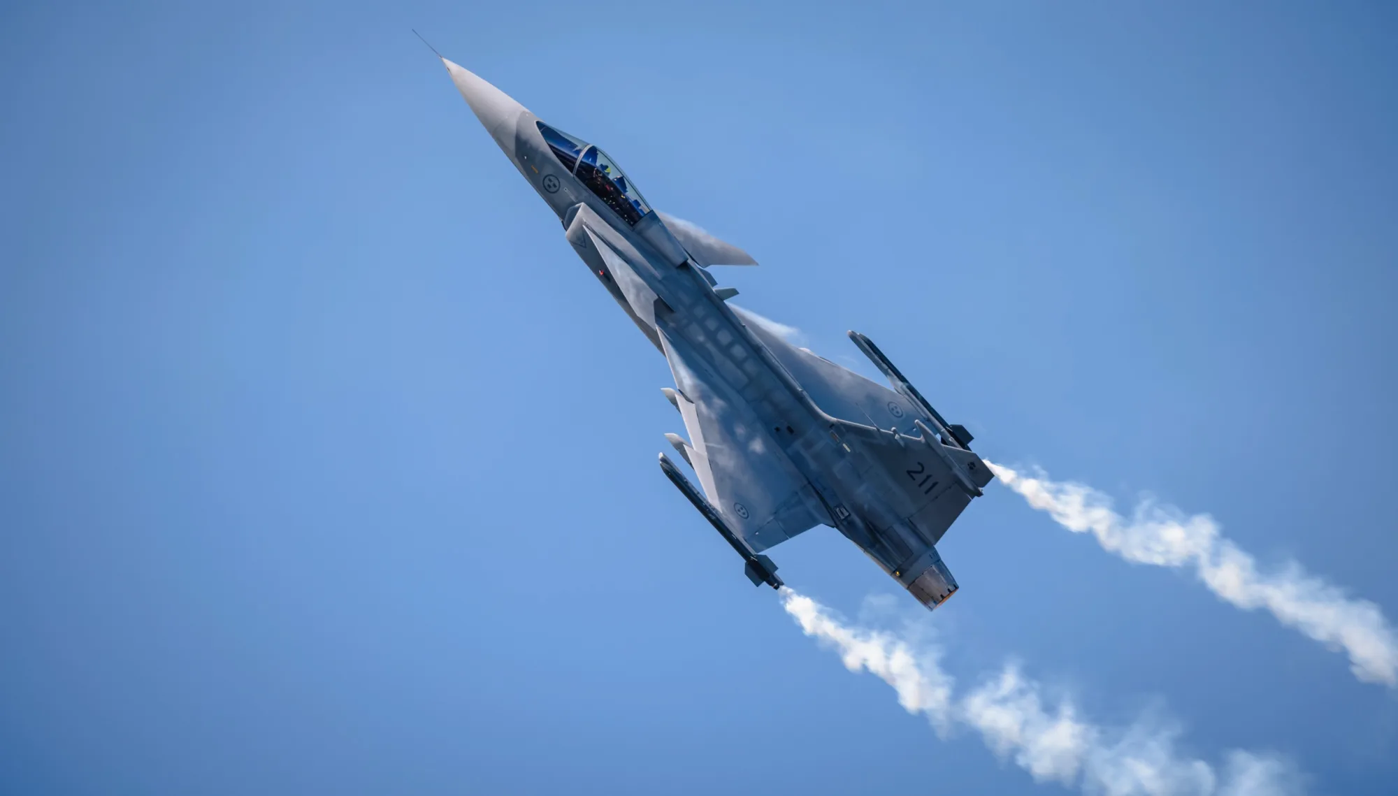 El Ministerio de Defensa del Reino Unido destaca que el caza Gripen, fabricado en colaboración con Suecia y EE.UU., tiene más del 30% de sus componentes producidos en el Reino Unido. Créditos: MOD.