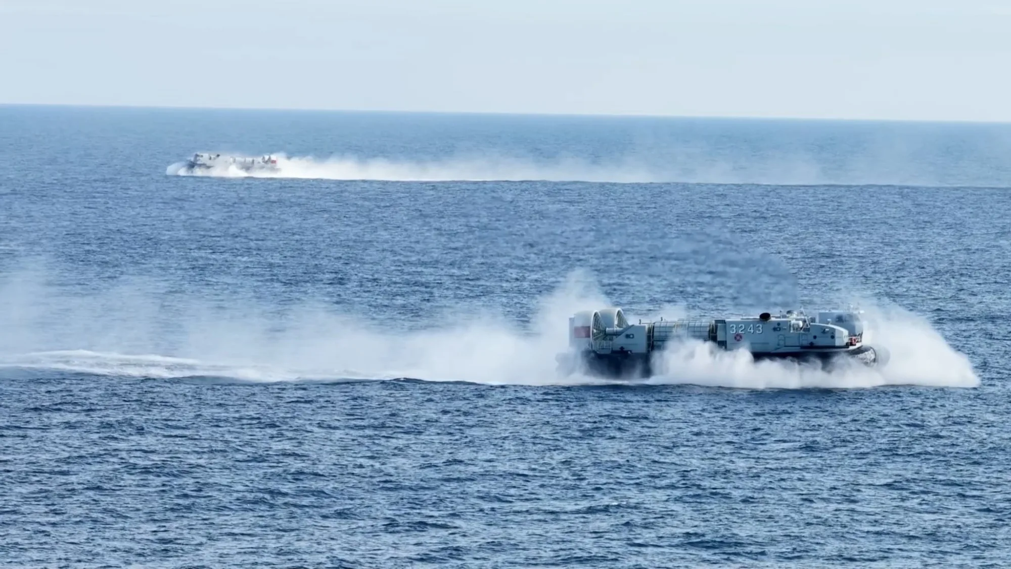Dos hovercrafts (vehículos de efecto suelo o ACV) de la Armada China navegando en el mar abierto. Créditos: Armada de China.